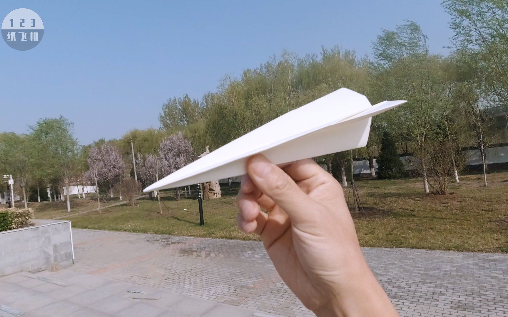 油管纸飞机大神最新设计,飞得很远的"游侠"标枪式纸飞机