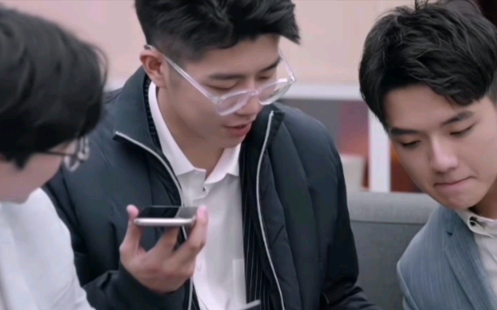 林子健全程陪同苏俊鑫打电话 乖巧等待眼神呆萌_哔哩哔哩_bilibili