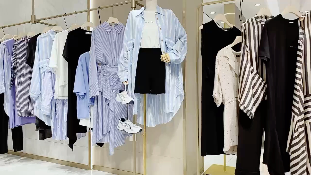 品牌折扣女装批发千平展厅万平仓库,货量充足货品多样,满足15-65各个