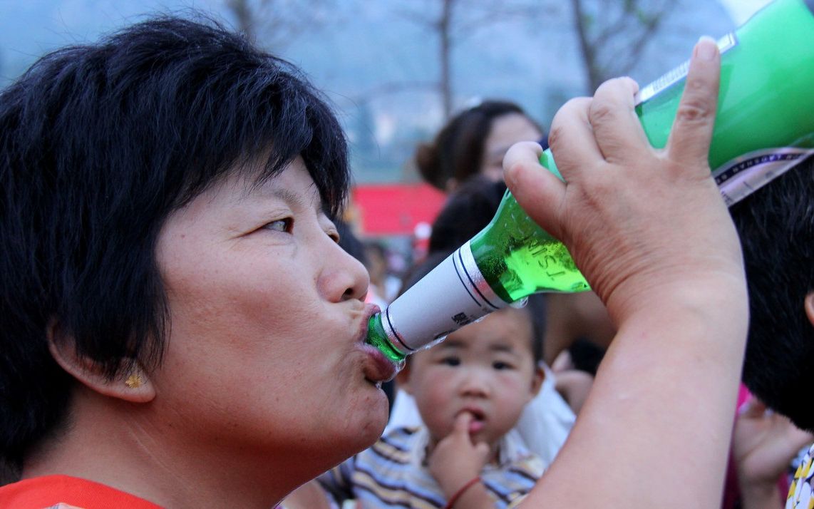 [图]原来喝啤酒也是有窍门的，这两招不涨肚不易醉，连喝几瓶都没事！