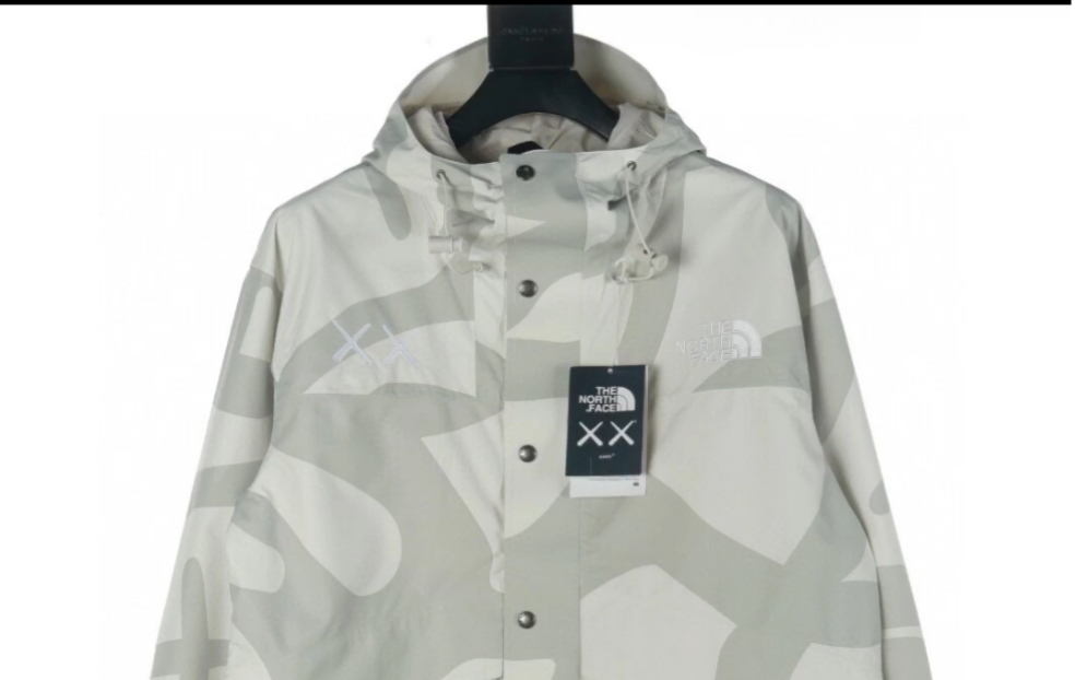 face/北面tnf x xx kaws 联名款1986户外拼色迷彩硬壳连帽冲锋衣