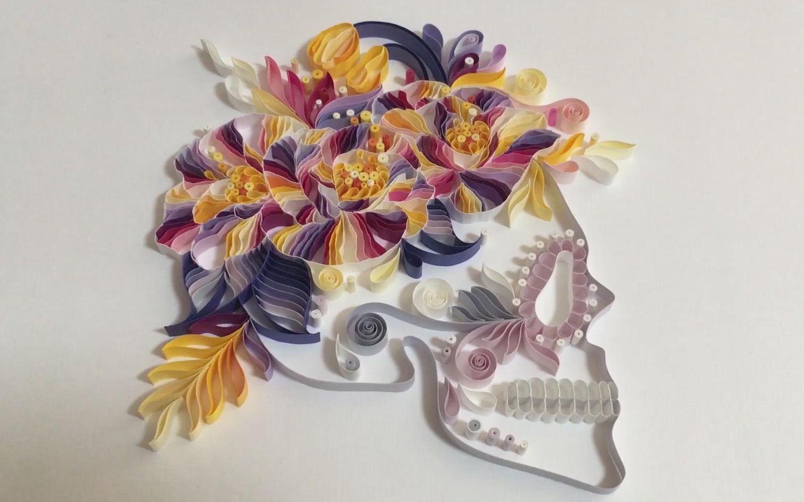 [图]衍纸（Quilling）衍纸线条速写 带花环的骷髅头