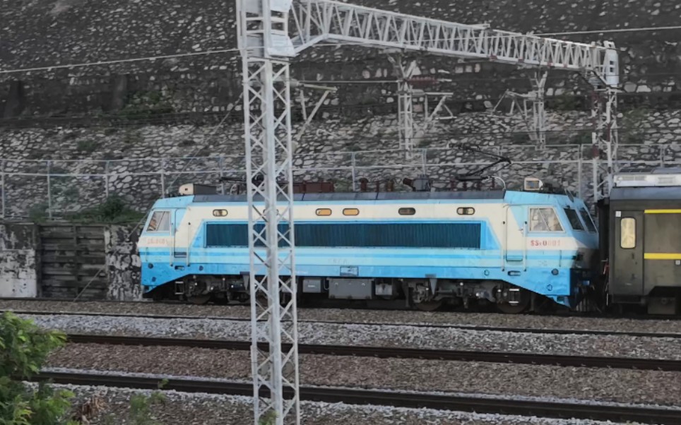 ss8-0001牵引z8005通过