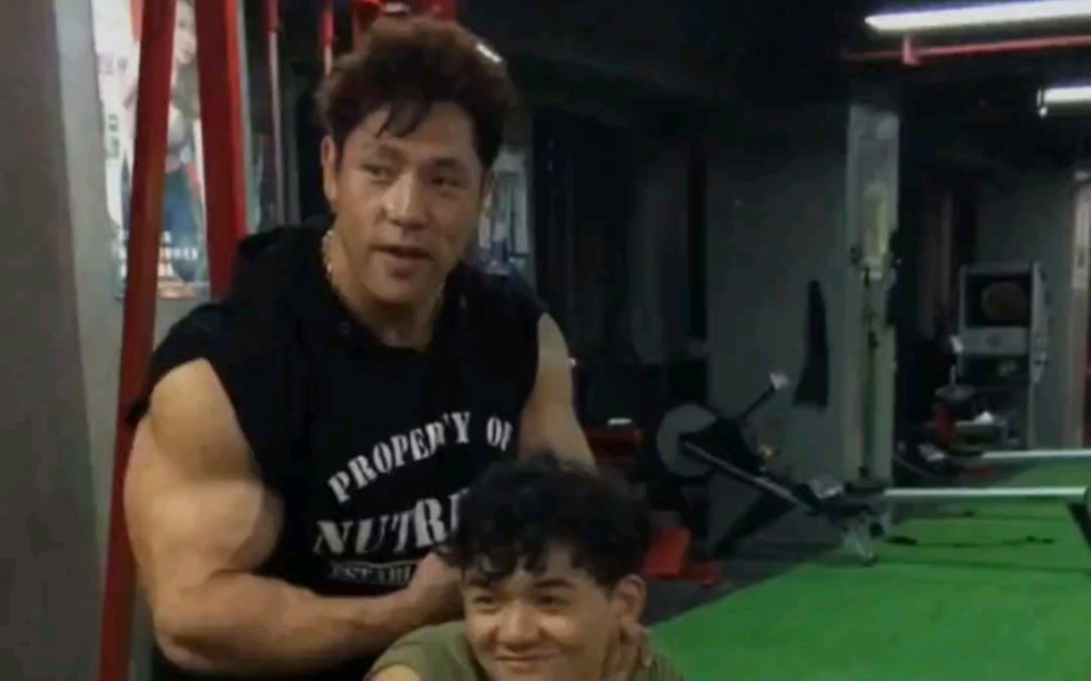 普通人跟李亚强鹿晨辉站一起竟然自卑了,两人肌肉大的可怕