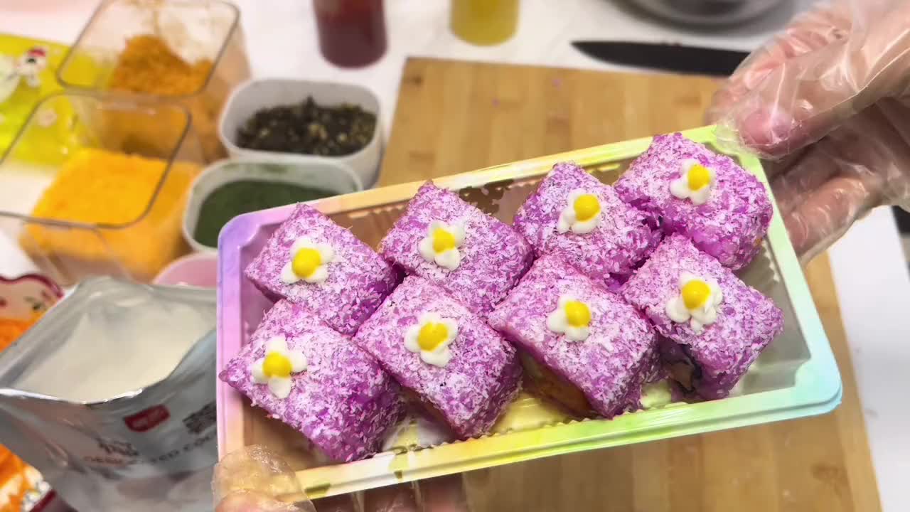 小清新的椰蓉火龙果寿司来喽,椰蓉的奶香搭配火龙果的甜,美味