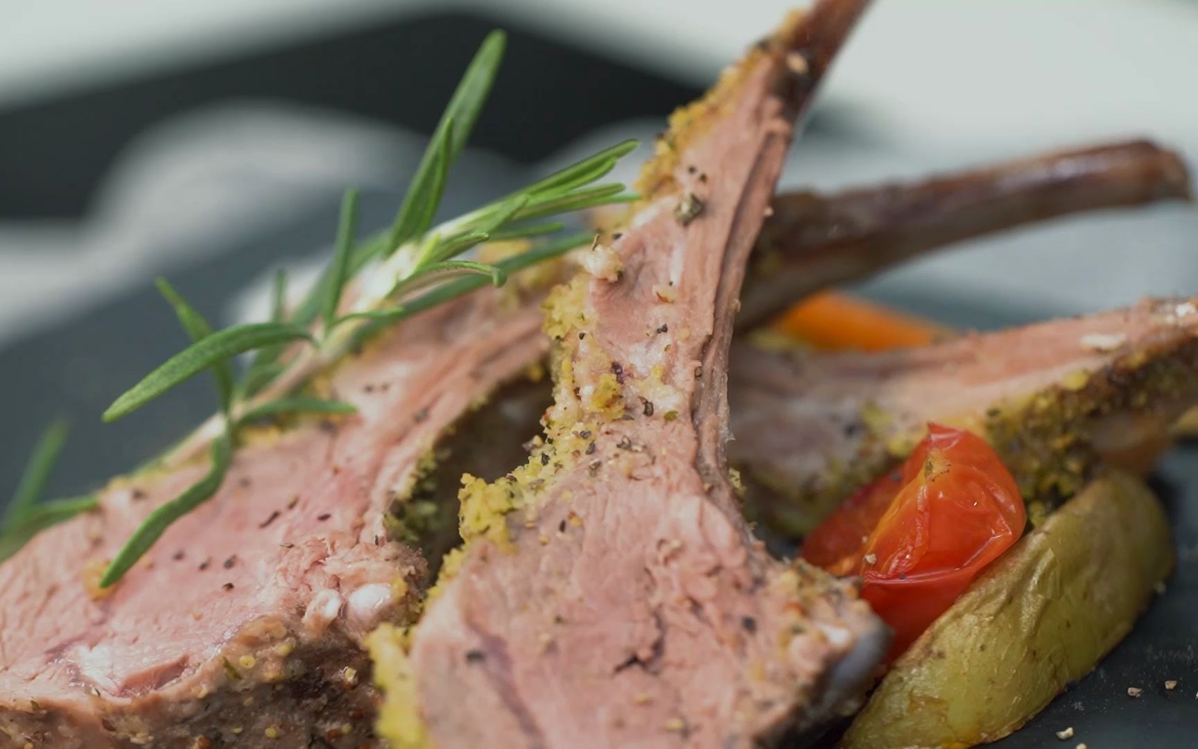 香嫩多汁的普罗旺斯香草羊排_哔哩哔哩 (゜-゜)つロ 干杯~-bilibili