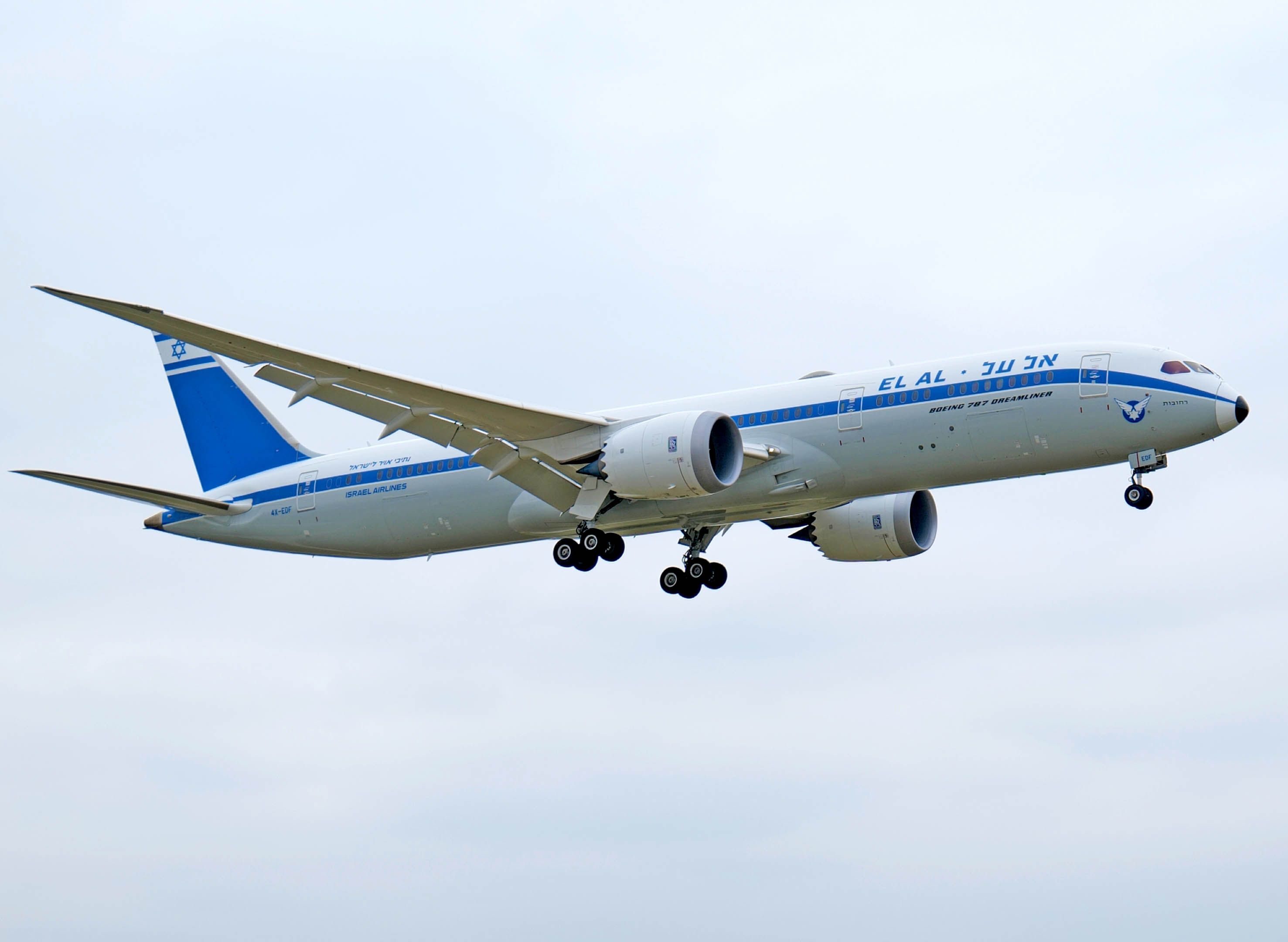 以色列航空两架波音787,降落广州白云机场