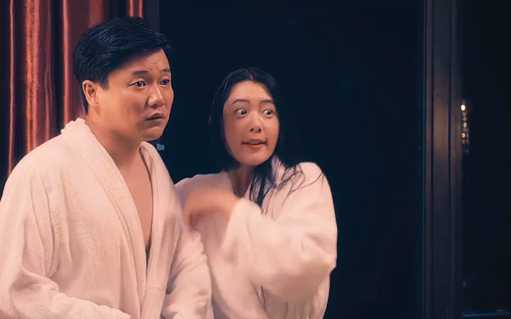 肖央你可真不简单啊?会选人啊!亚洲第一美女克拉拉都被你挂上手了!