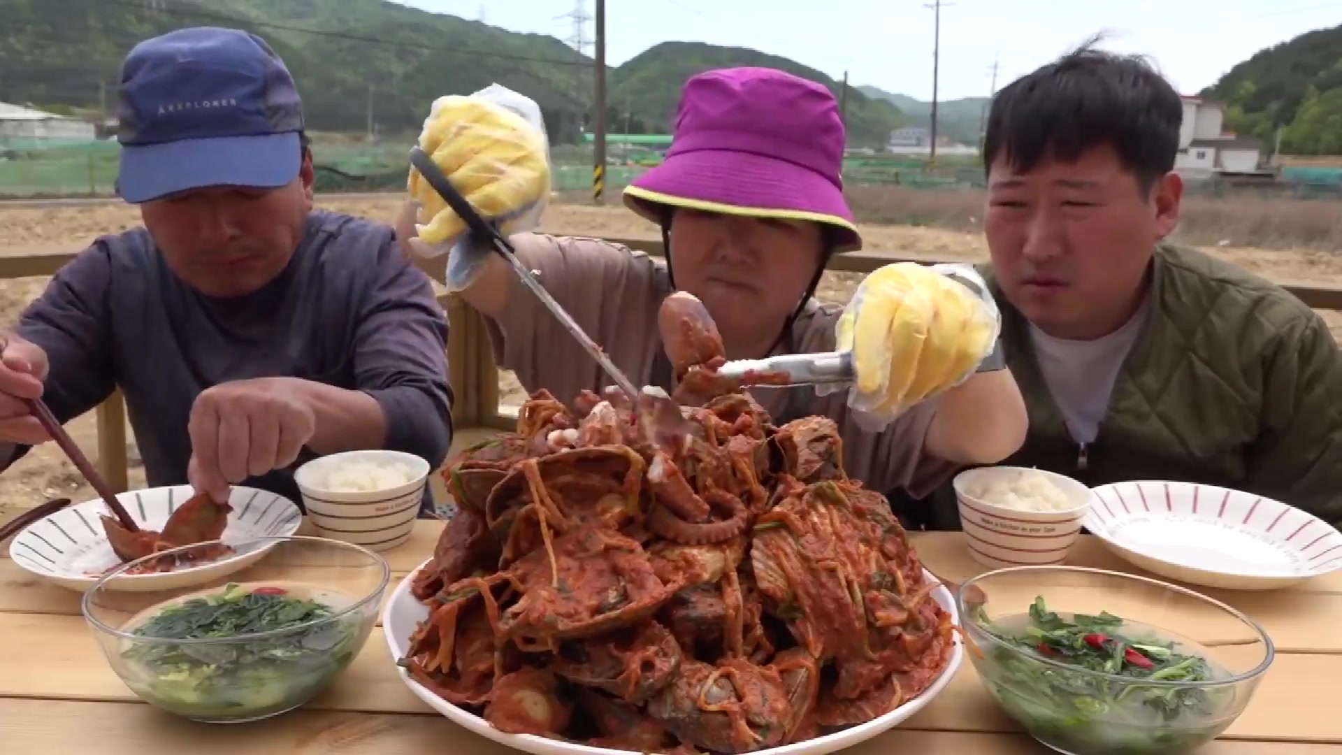 【韩国吃播】大叔一家人米饭配辣扇贝青菜~w