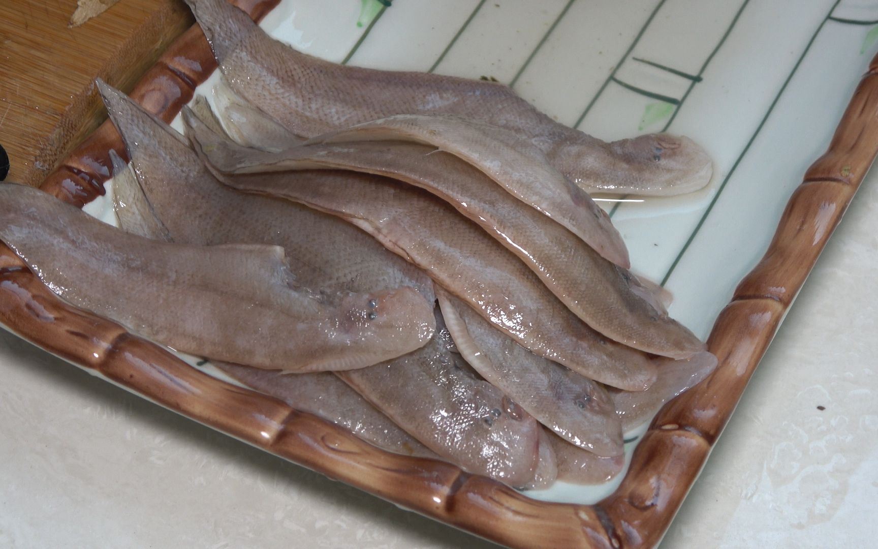 大梅赶海回来油炸舌头鱼,满屋子都是香味,一家人吃了一大盘