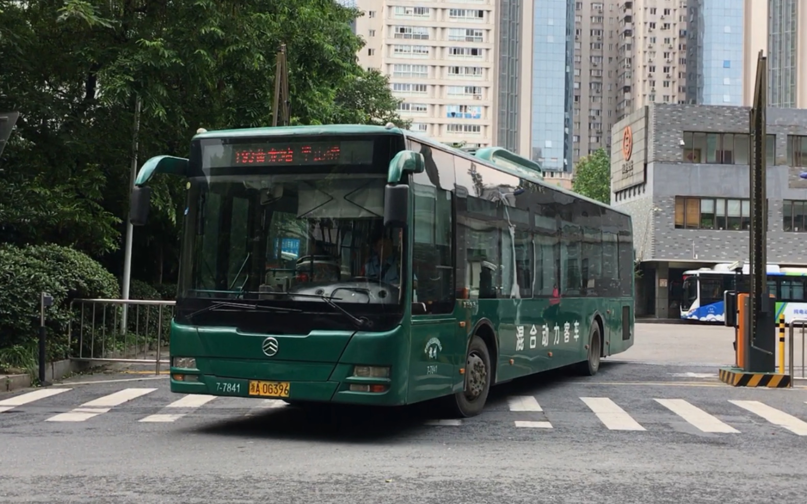 杭州公交xml6125jhev38c193路77841