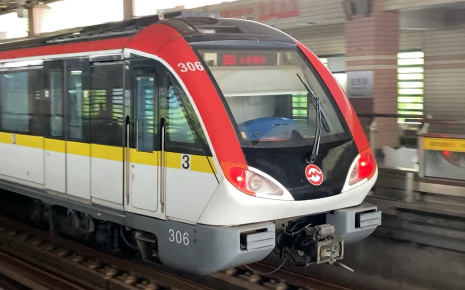 上海地铁3号线(03a01 黄鱼)306号车出虹桥路站