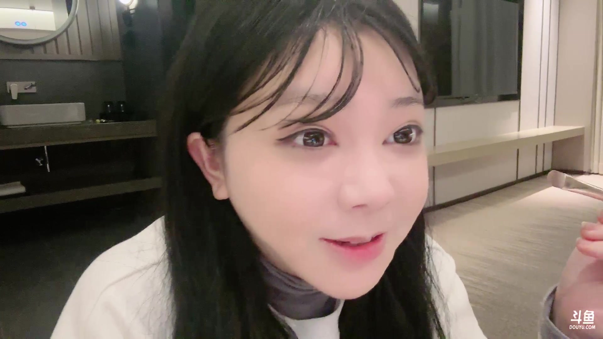 斗鱼-刘飞儿faye_2023-11-17-户外漂流吃饭