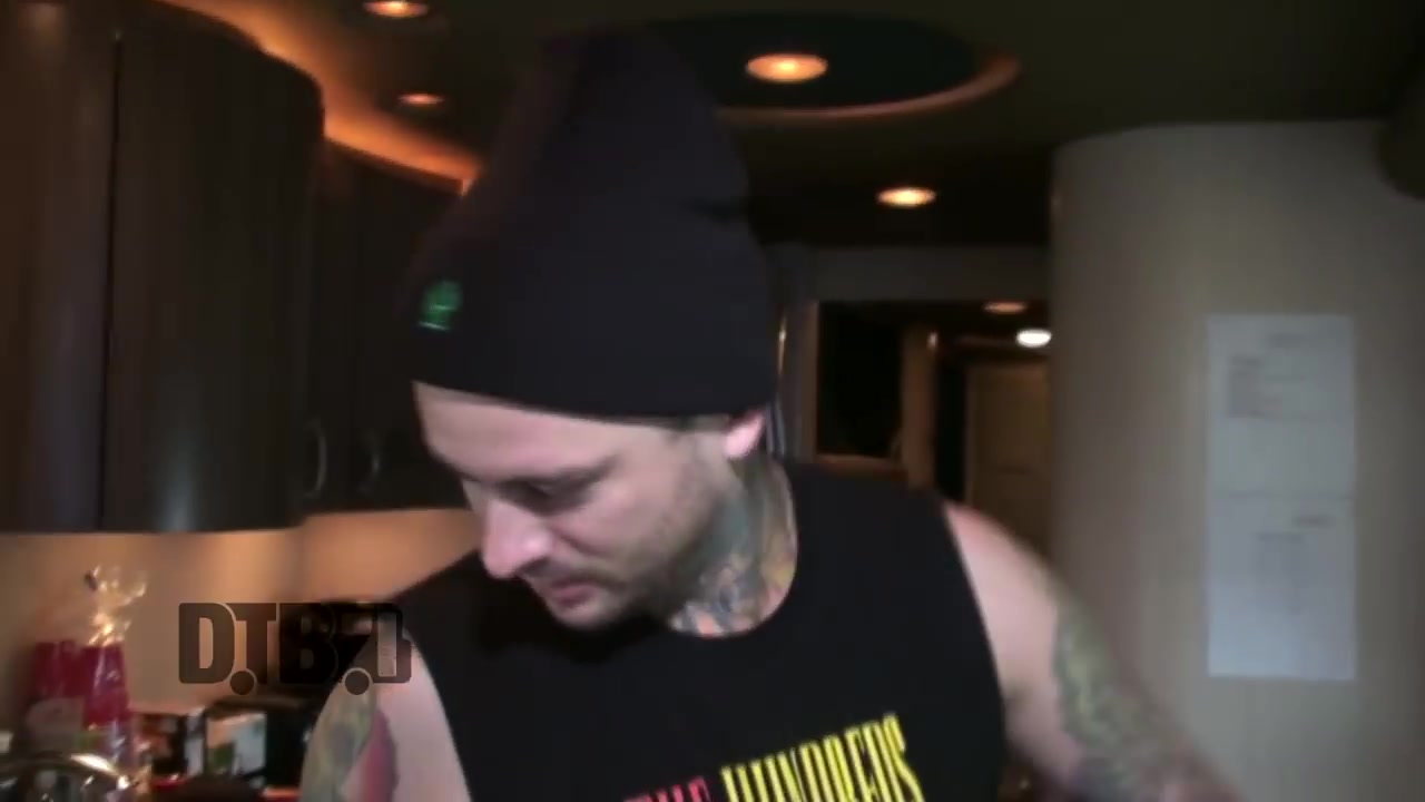 [图]Pierce The Veil - BUS INVADERS Ep. 1060