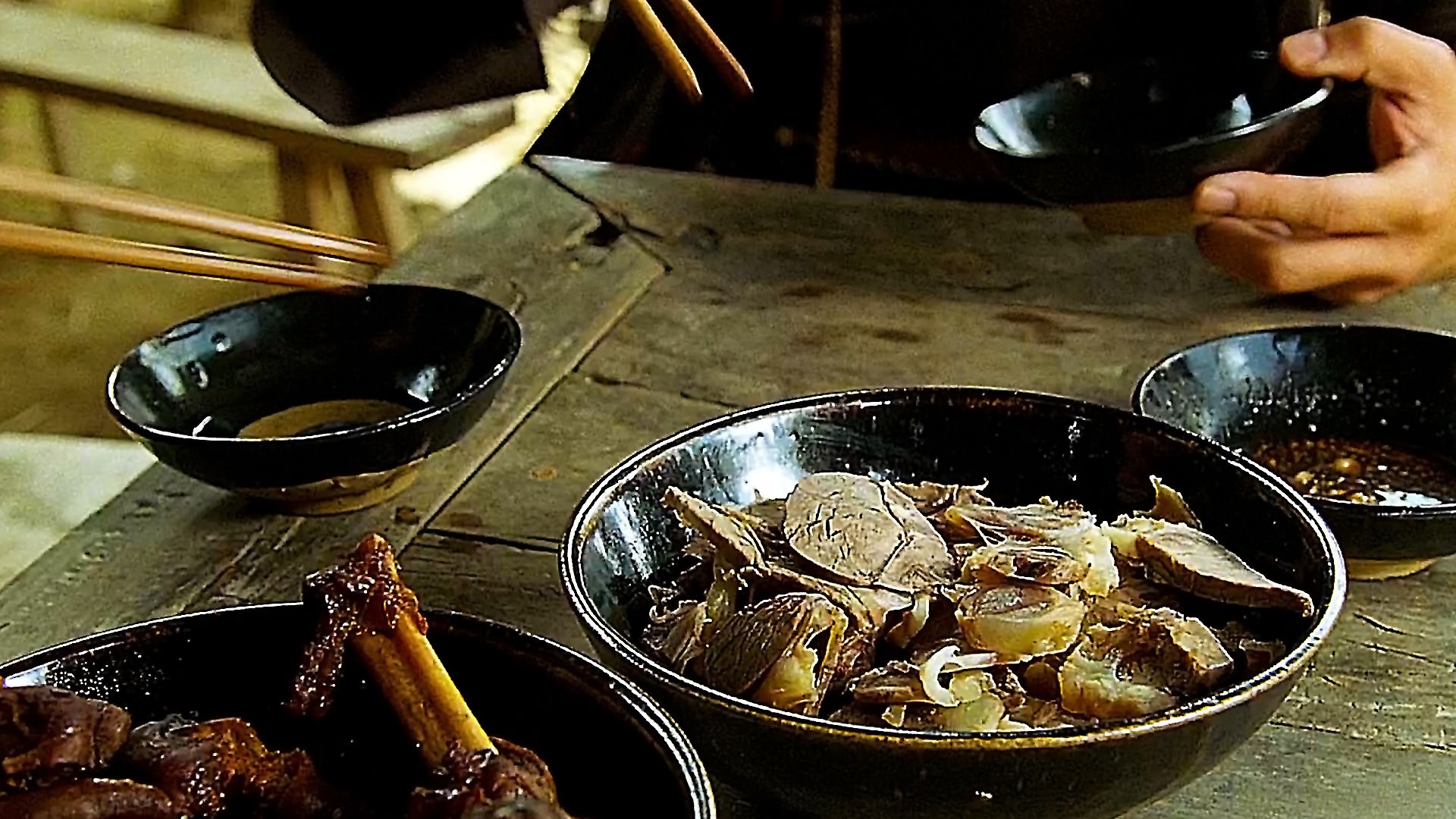 甄子丹的吃戏能有多香，一盘熟牛肉半斤酱羊蹄，一碗酒一口肉真香