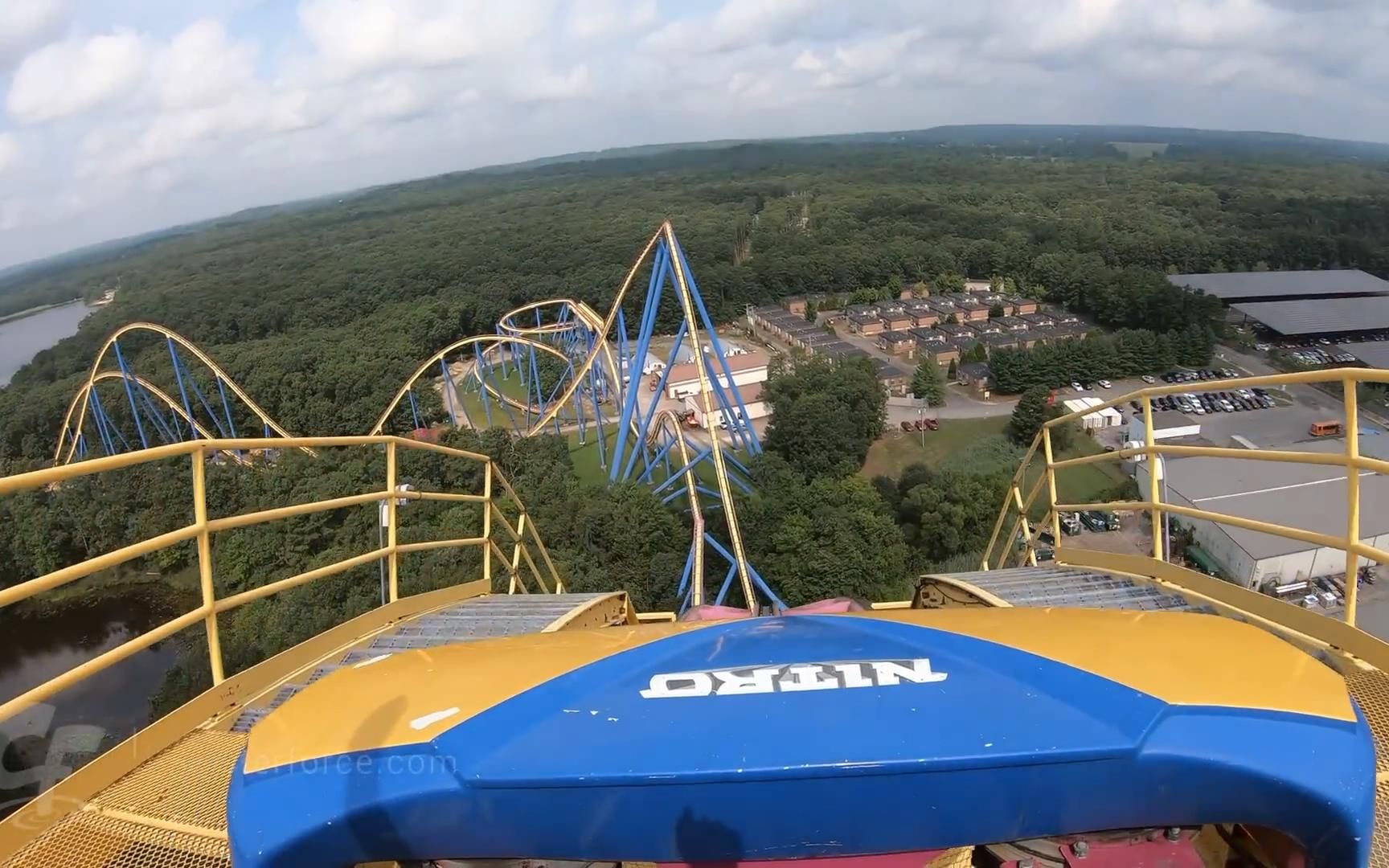 带你体验过山车头排的震撼,隔着屏幕都觉得晕!