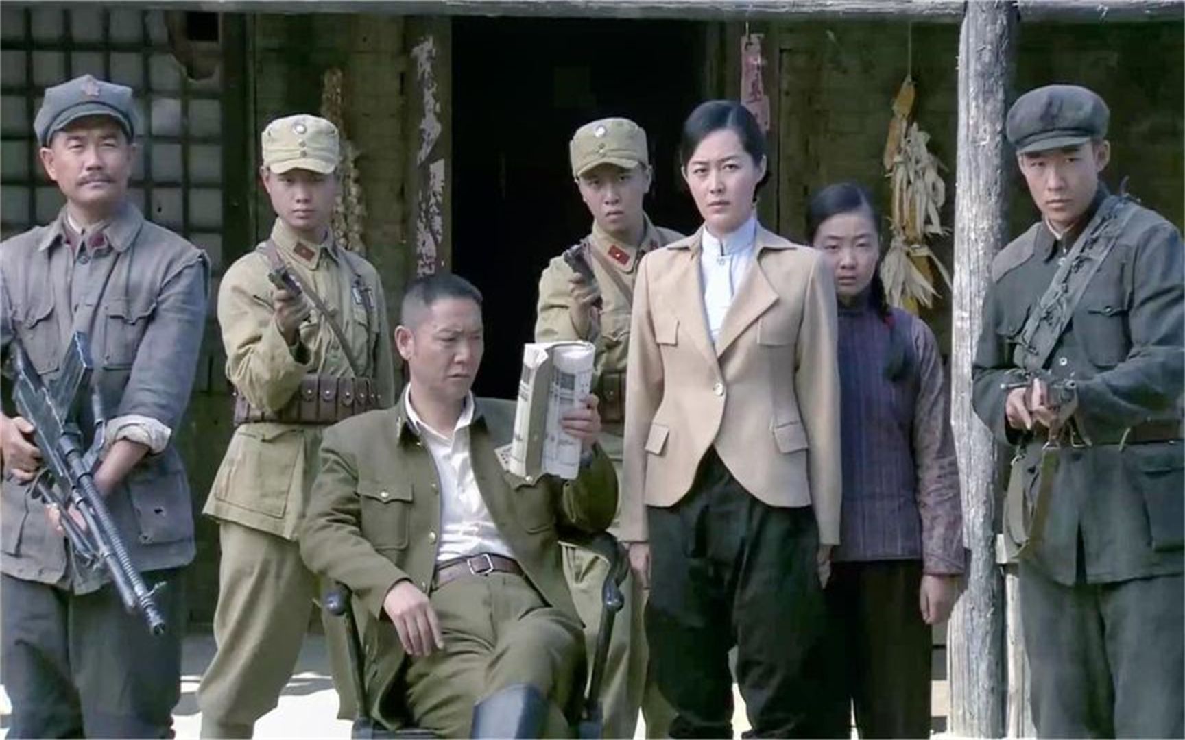 出关:营长叛变围攻团长,团长淡定跷二郎腿,一动指头送营长升天