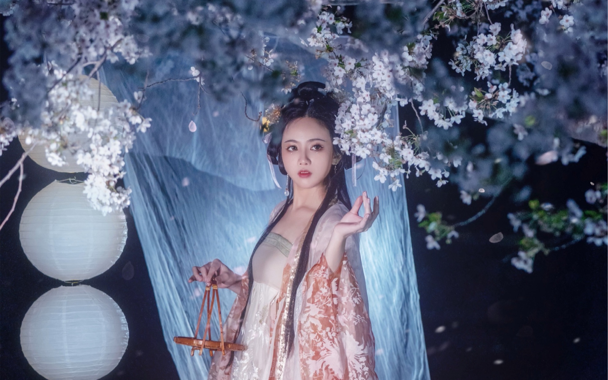 「北京汉服写真」你将月亮摘下,又嫌她清冷