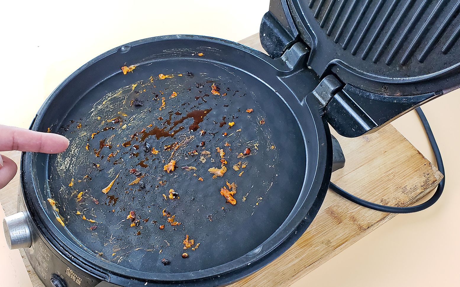 原来清洗电饼铛这么简单再多油垢也自动掉下来分分钟又像新锅