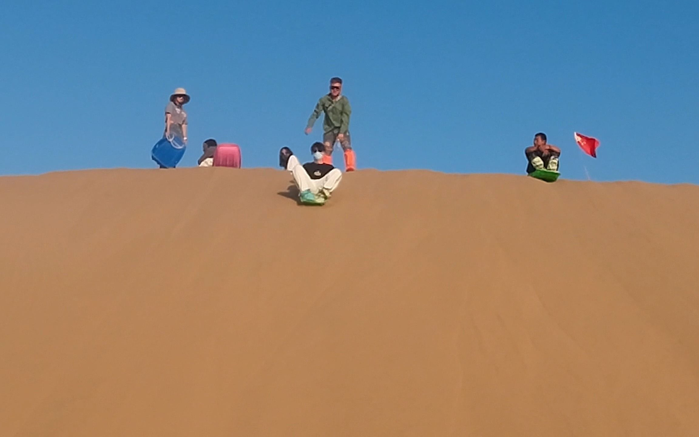[毕业旅行-西北大环线]沙漠露营,快乐滑沙,一起看夕阳吧