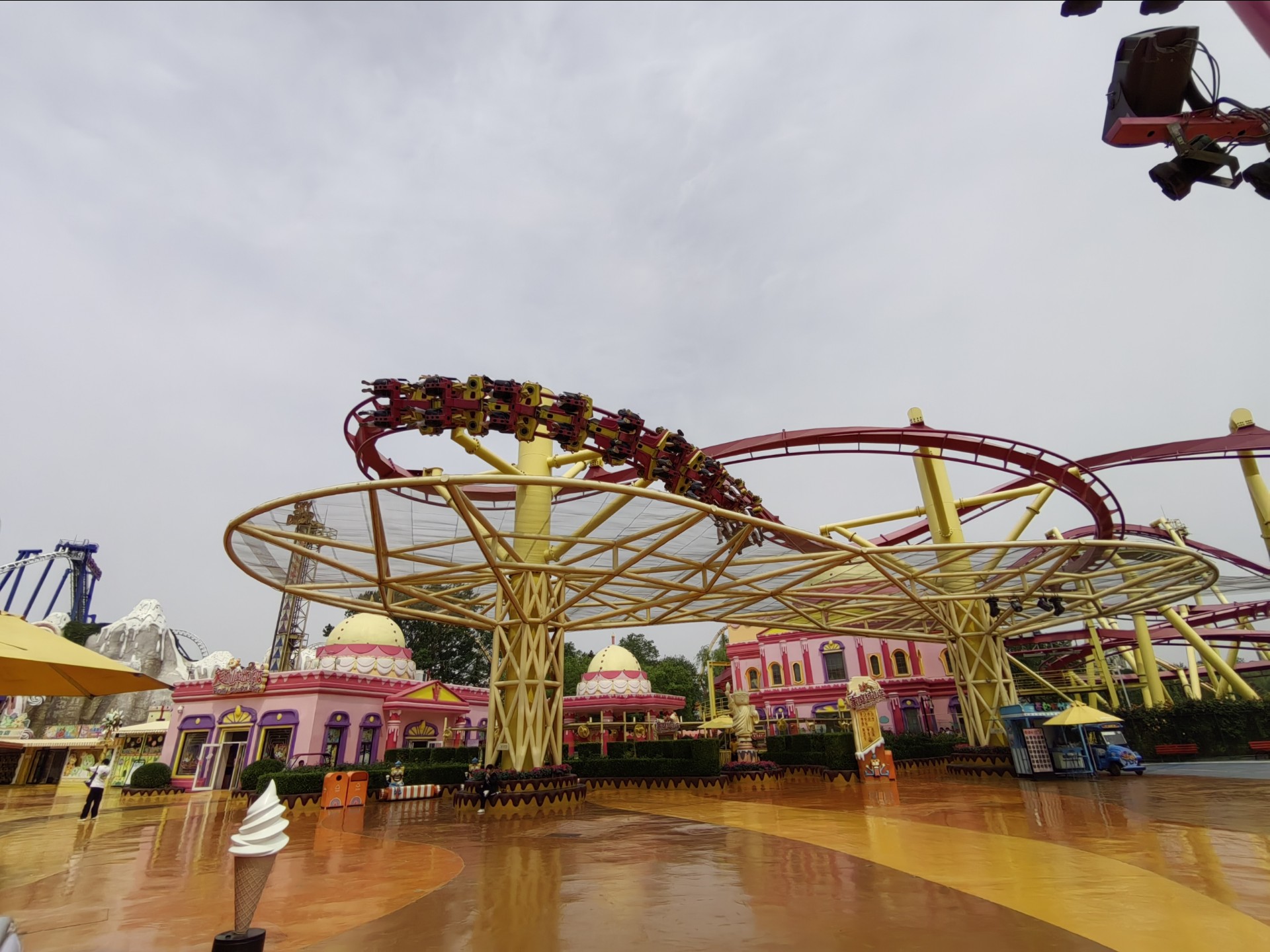 全园最初级的一台过山车 家庭过山车外围视角记录