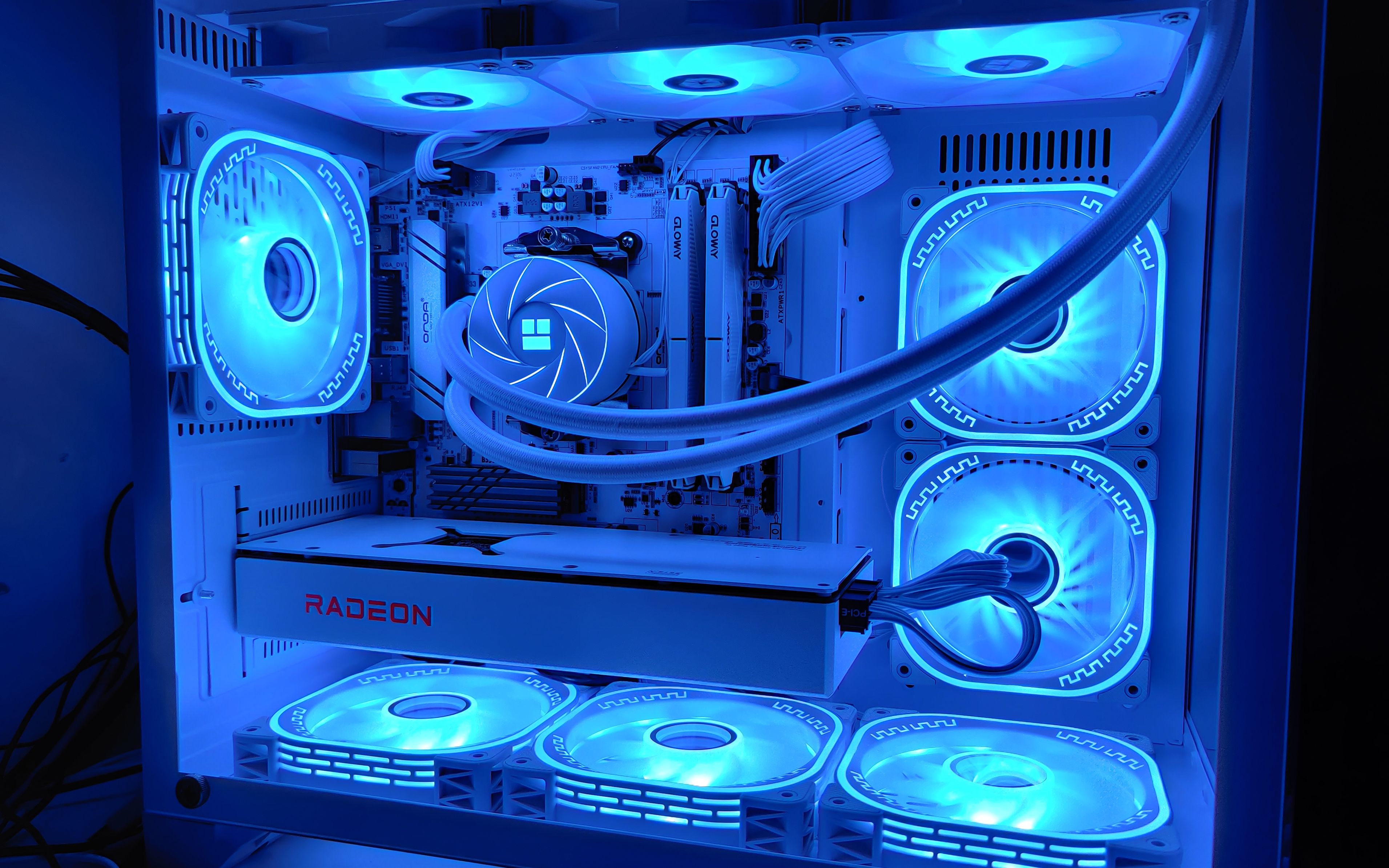 三千元纯白水冷海景房主机,5600 5700xt b550sd4装机,八款游戏测试