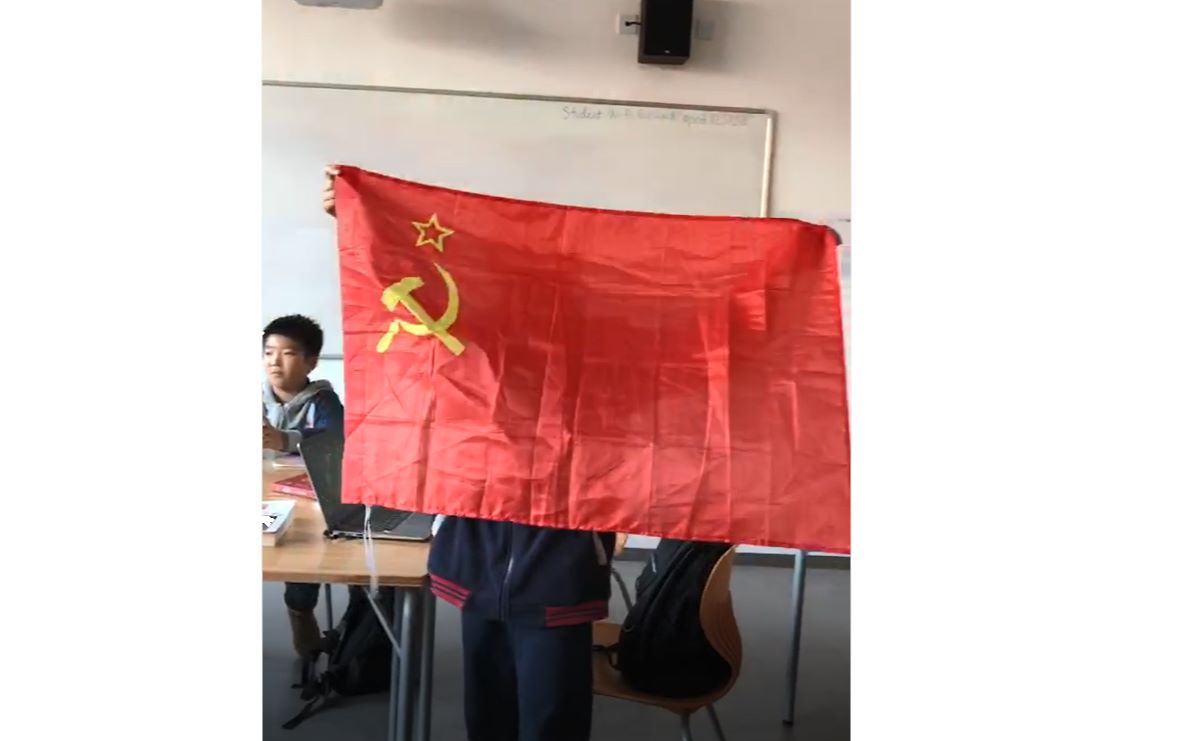 趁老师不在偷偷拿出苏联国旗滑稽