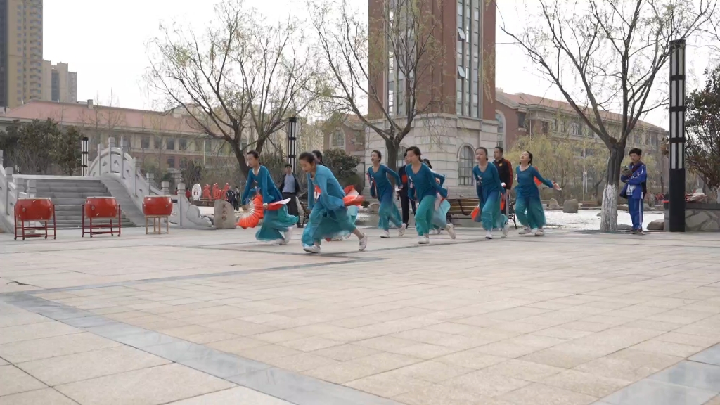 初中生表演《海阳大秧歌》
