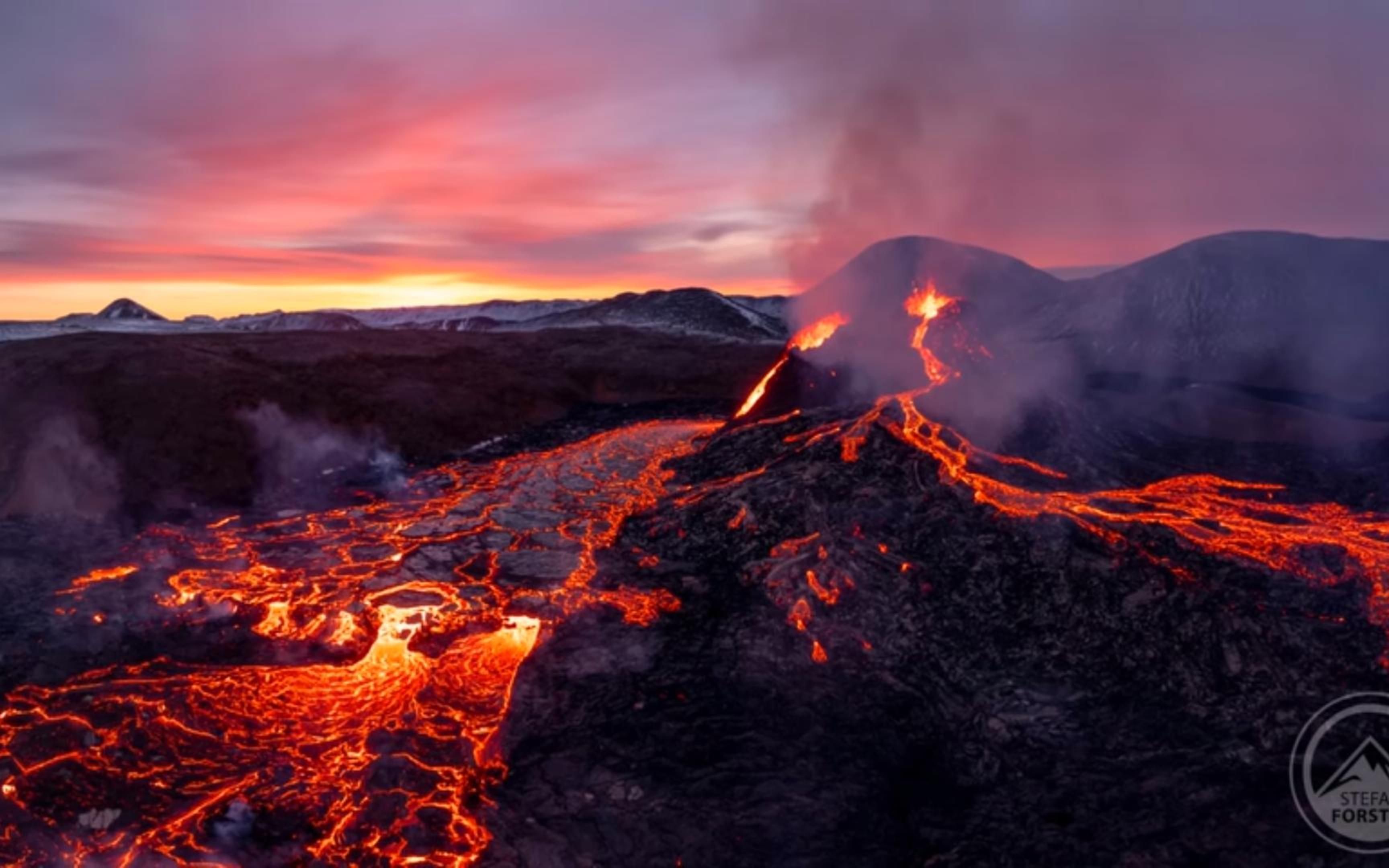 无人机视角近距离观看火山喷发,好似壮丽到极致的爱情