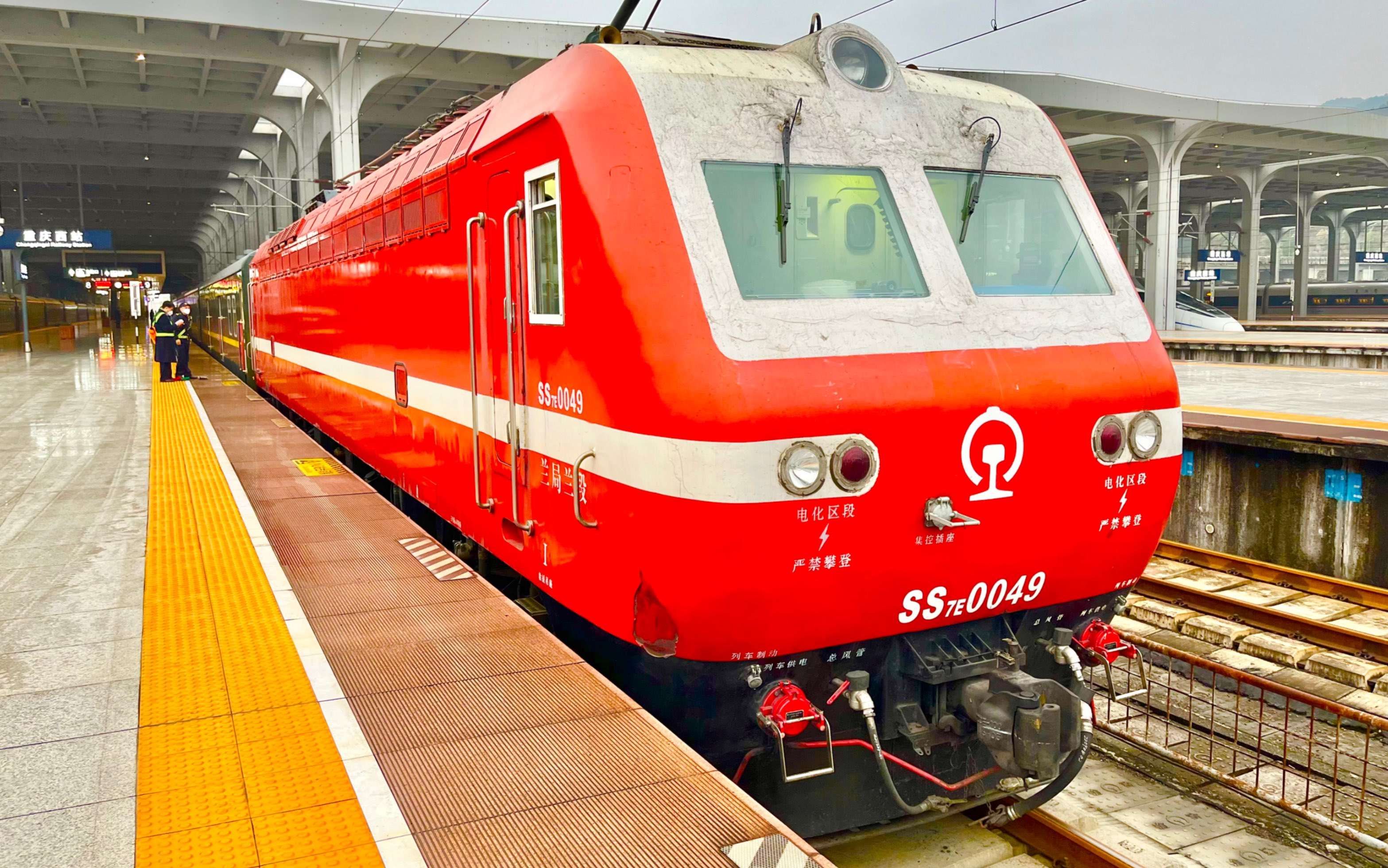 k1503昆明-乌鲁木齐在重庆西站9站台挂兰州局机车全过程8:14 20230102