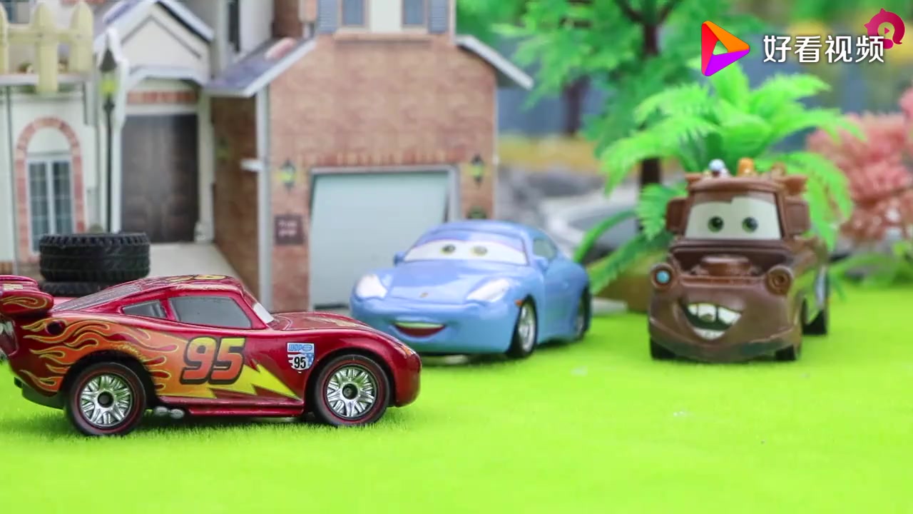 莎莉帮闪电麦昆修好了被钉子扎破的轮胎