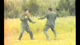 Скачать видео: 中国版“马伽术”擒敌拳前身黑龙江武警擒拿十八手 52式变招