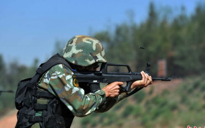 老外测试中国武警的迷彩图案效果眼力好的进来