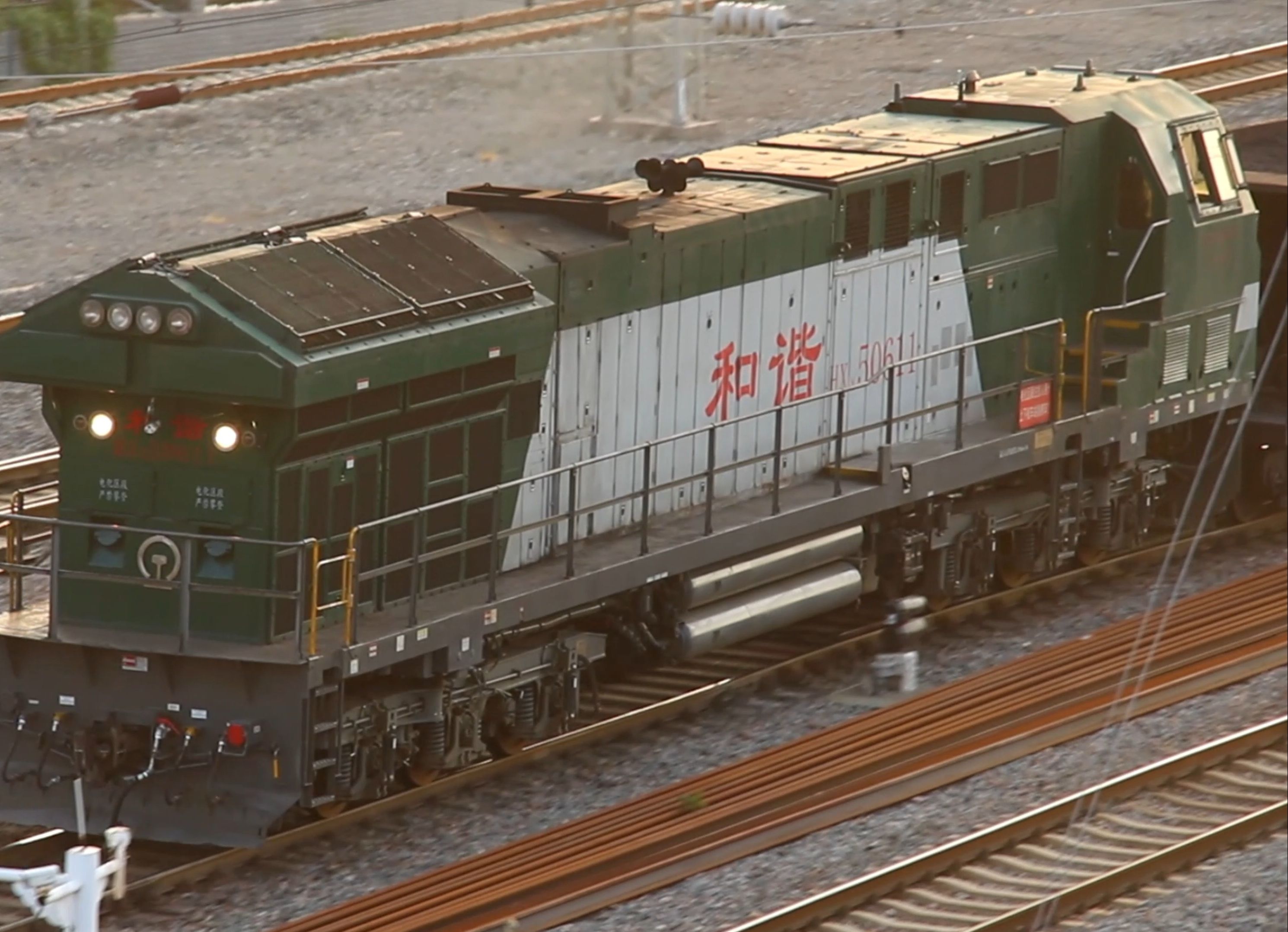 西局新段hxn50611牵引km70漏斗车柴油机怠速出韩城站