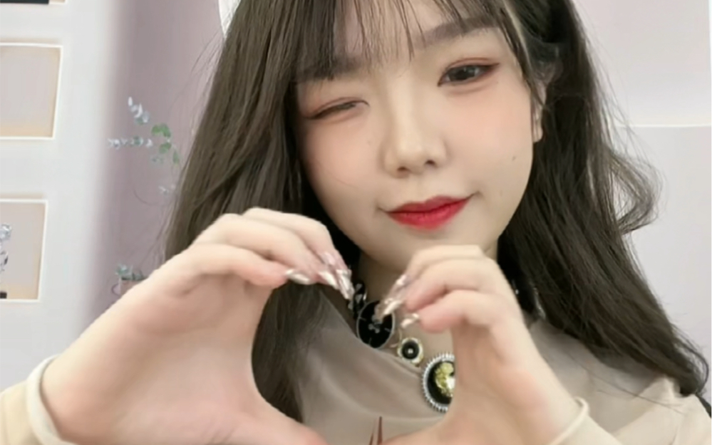 注意看 这个女人叫小美