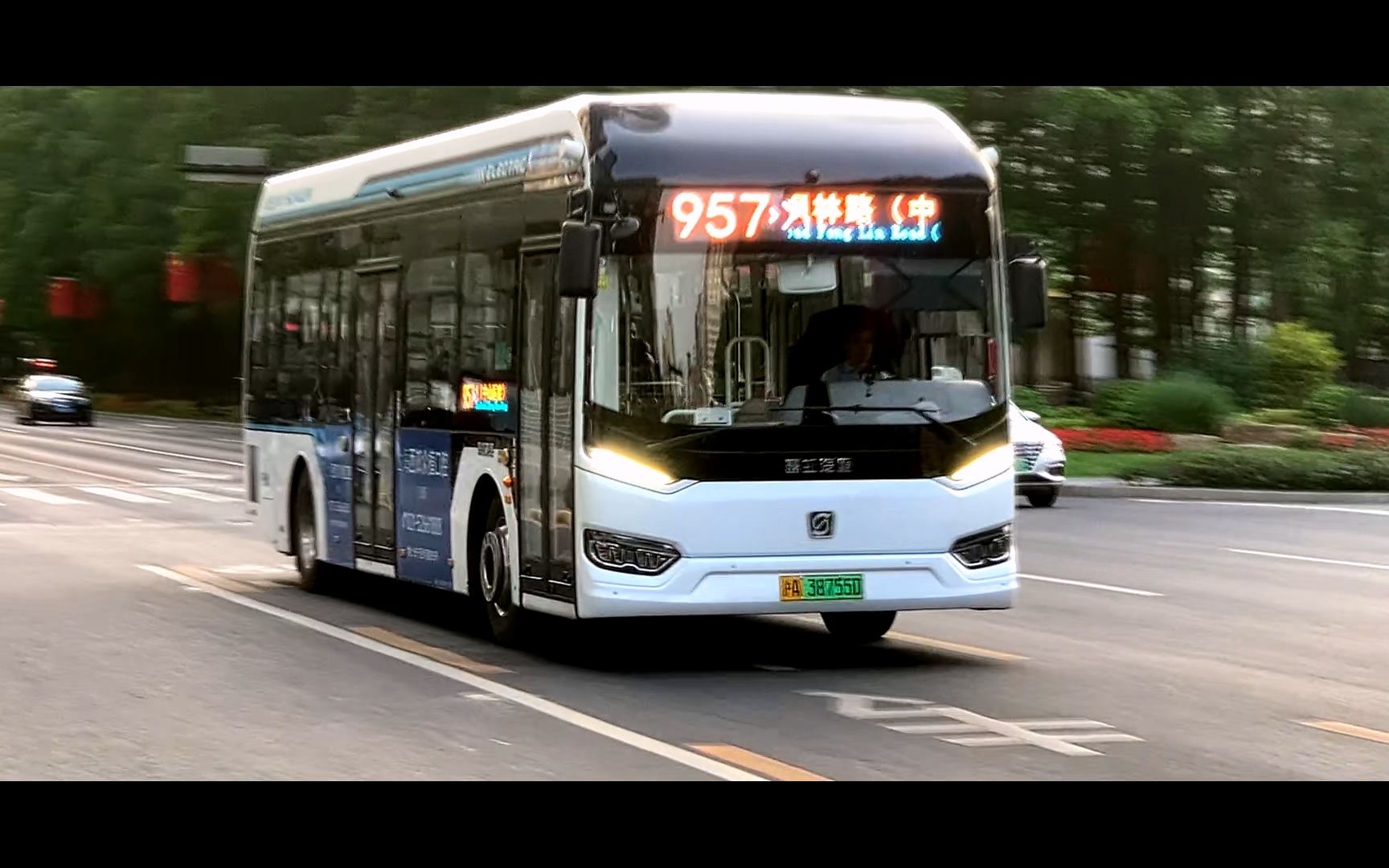 上海公交 露虹汽服 957路 沪a38755d