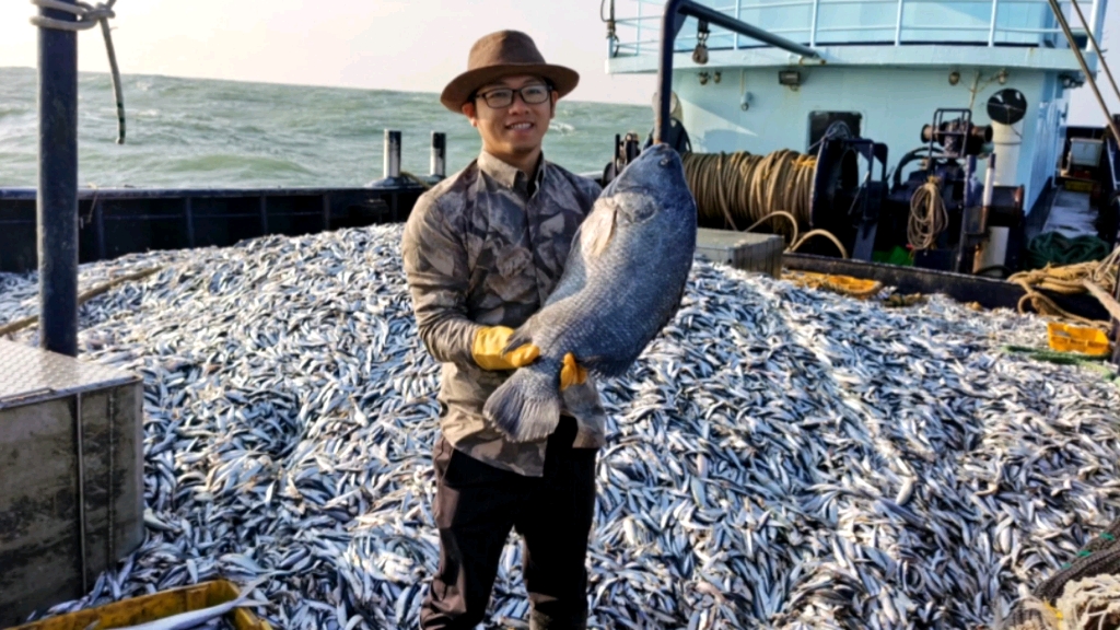 出海捕鱼 船员图片