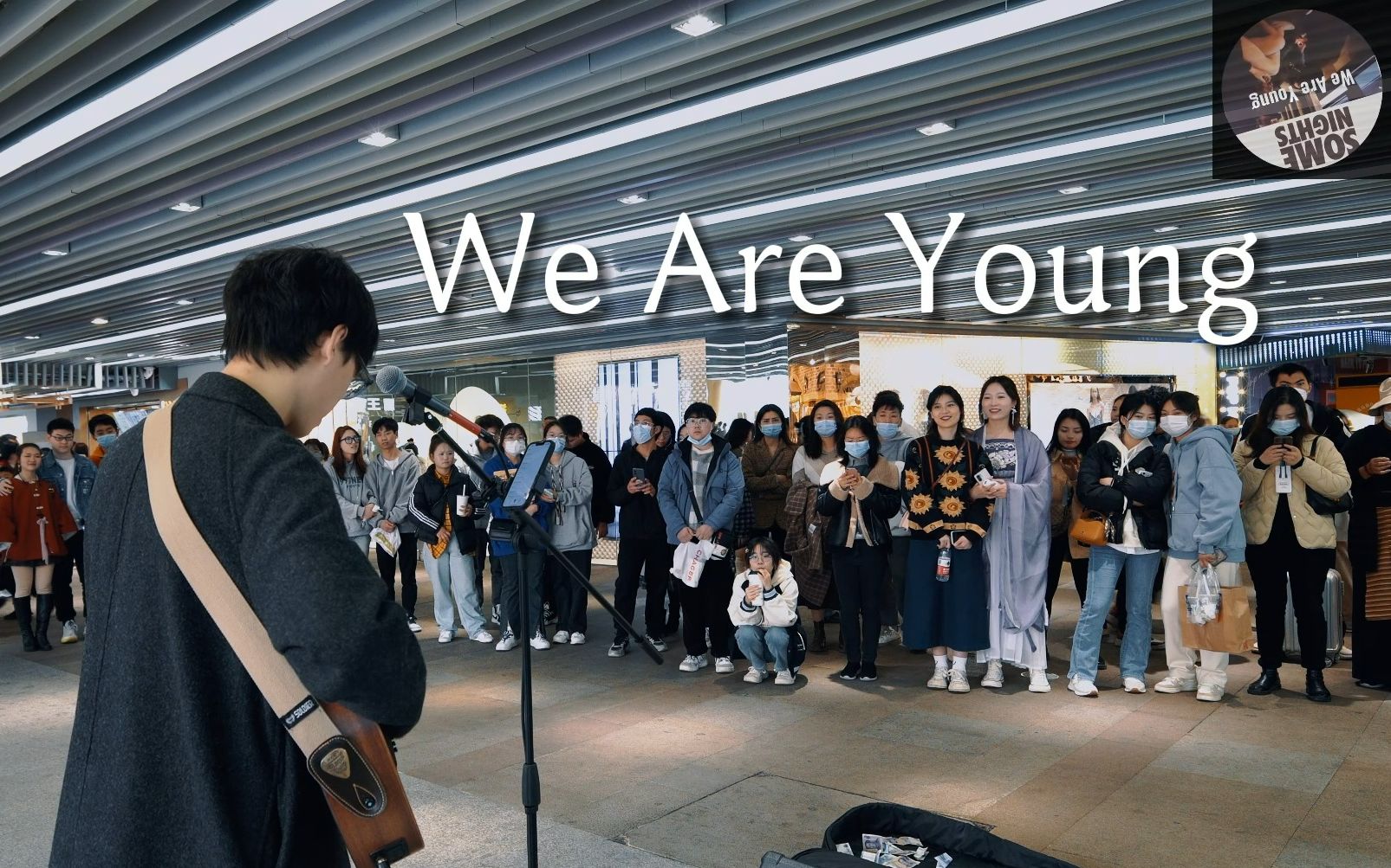 [图]We Are Young 成都天府广场路演 你的青春回来了吗 cover: fun乐队