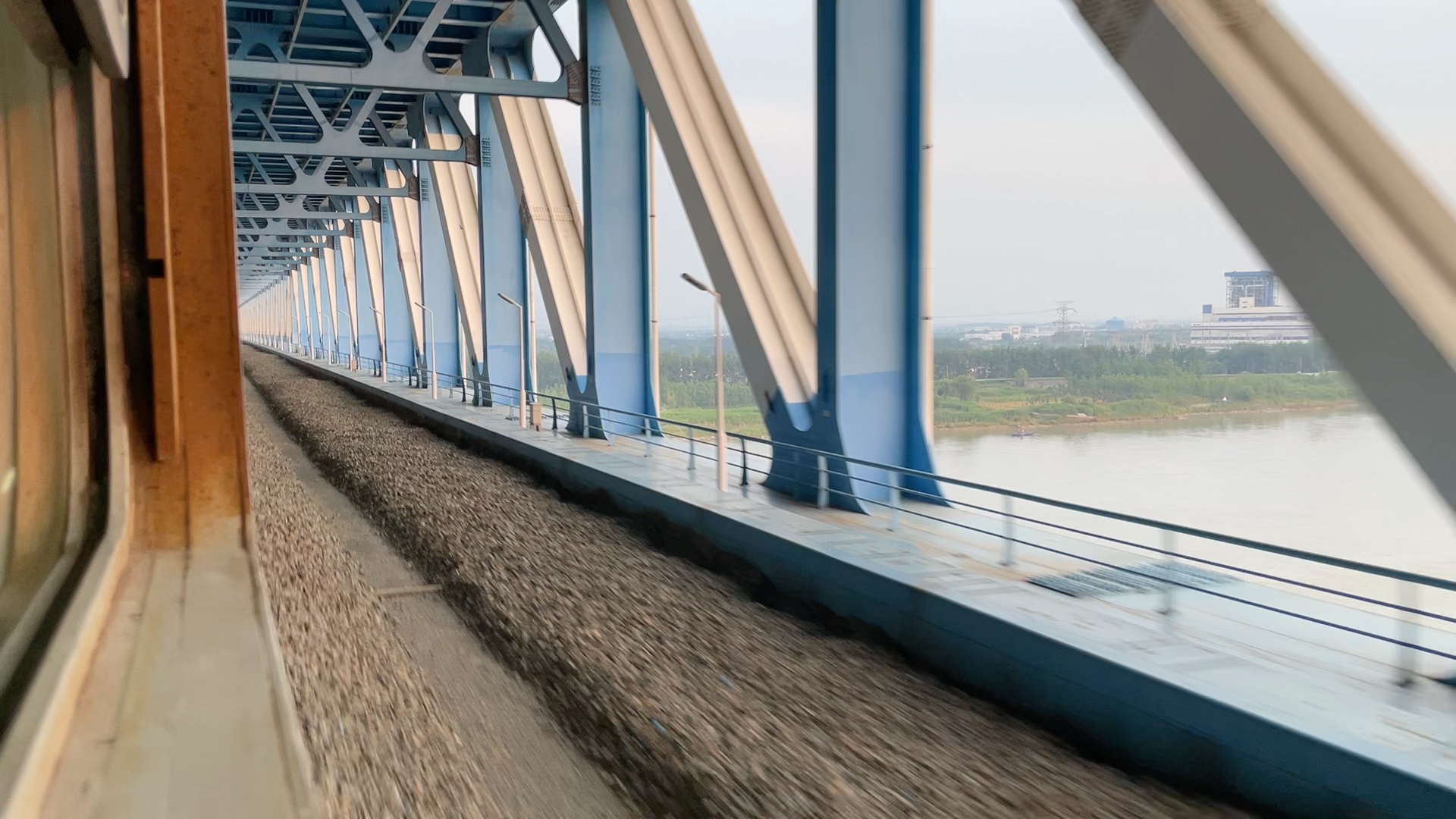 客车k8525 庐铜铁路铜陵长江大桥右侧通过展望