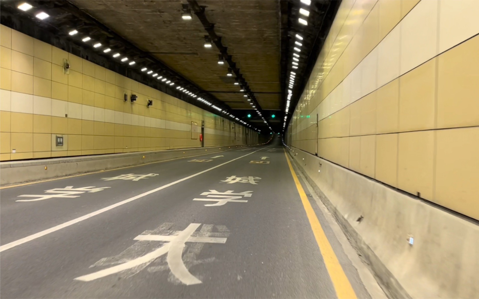 加班到凌晨没地铁,于是骑车穿越禁区官洲隧道回大学城,全程电子眼,会