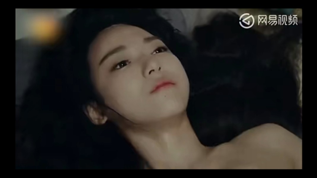 古装美女妃子被士兵玷污咬舌自尽