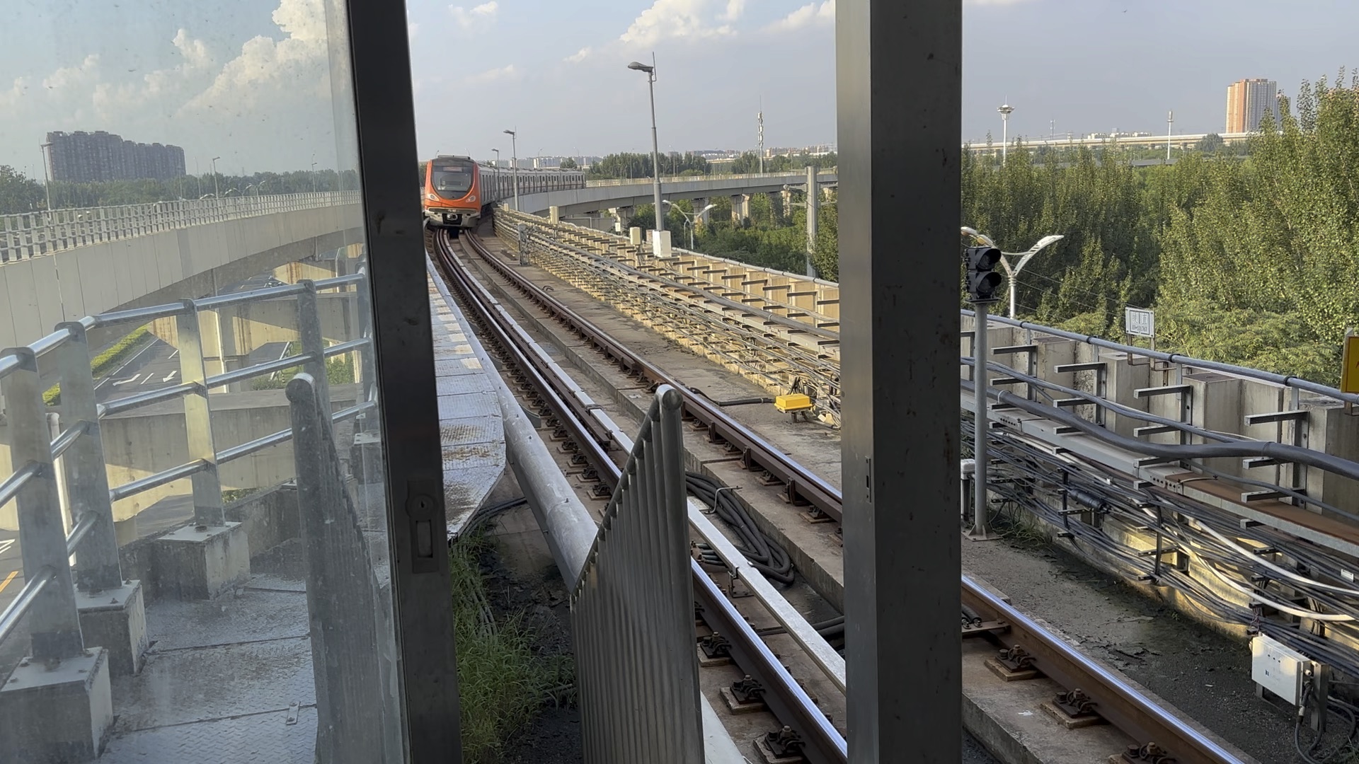 房山线增购车fs037东管头南方向出篱笆房