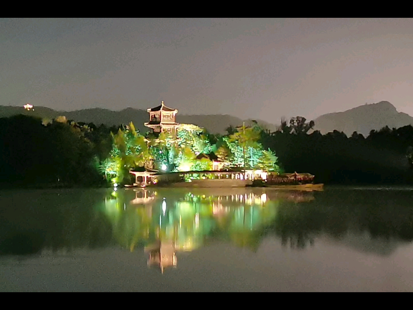 欣赏避暑山庄金山夜景