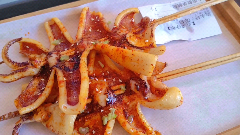 夜市大脸鸡排,火爆鱿鱼,烧烤小土豆,馋嘴实蛋各种炸串,闭着眼睛点