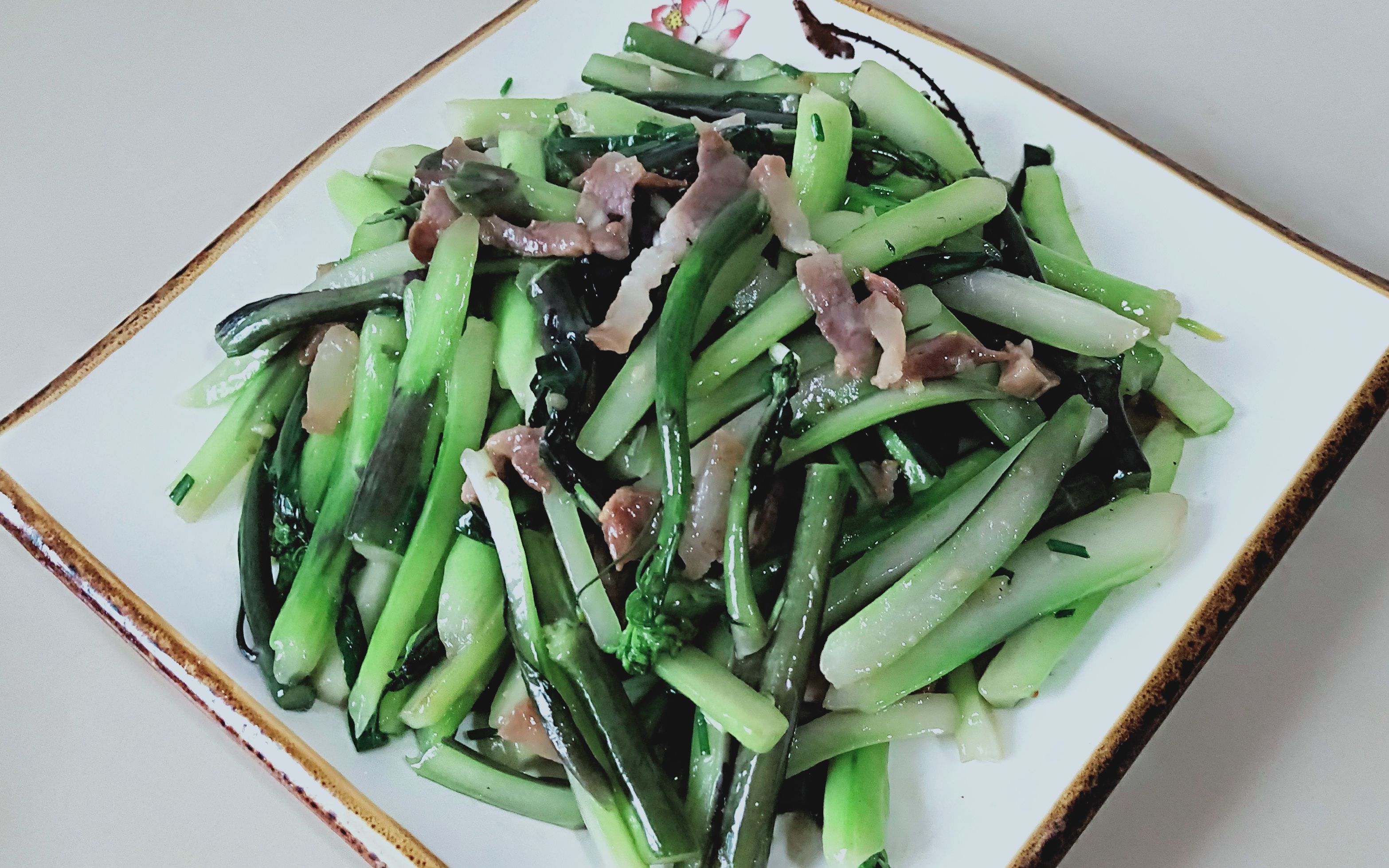 腊肉炒红菜苔,冬季里一道独特的美食,清脆爽口,嫩滑