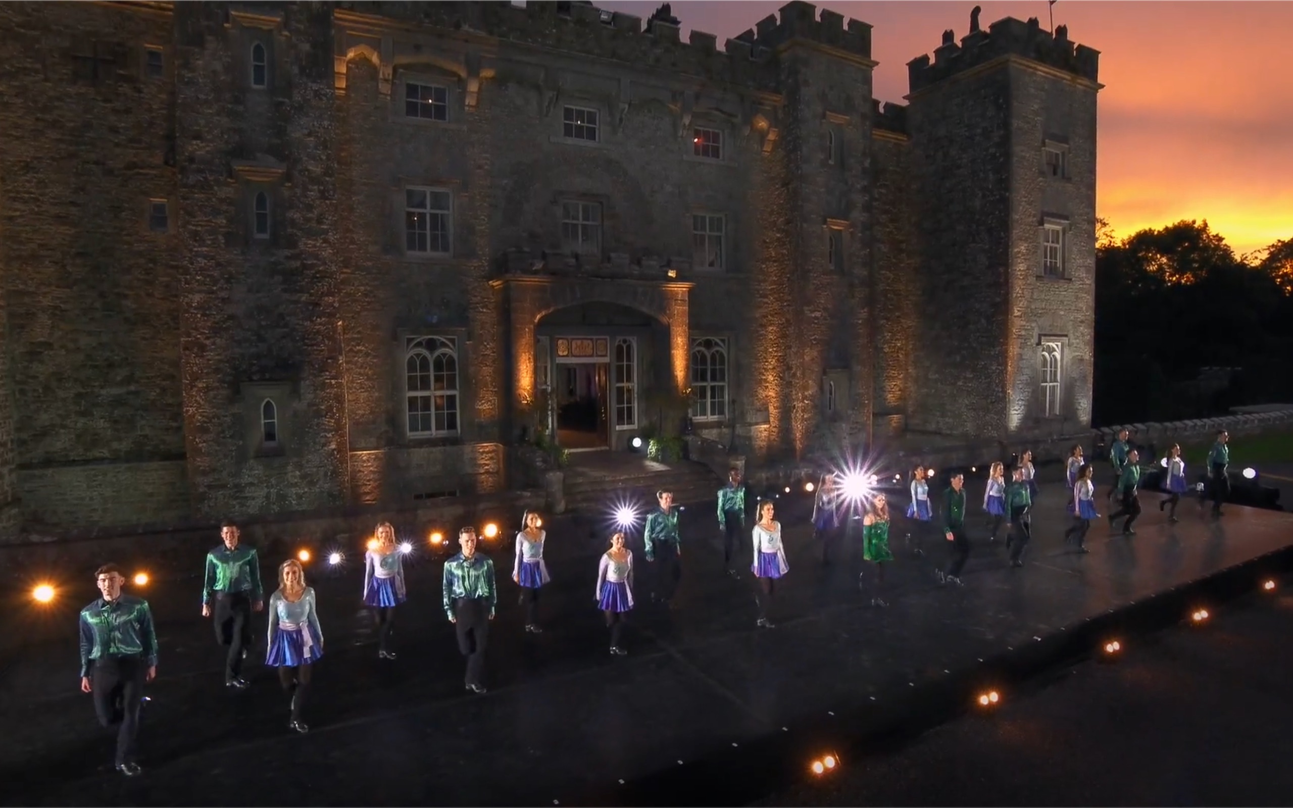 [图]“大河之舞”斯莱恩城堡特别演出Riverdance special performance at Slane Castle.