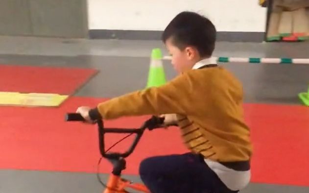 [图]【BMX技巧】如何简单练习小轮车拉头拉翻小技巧