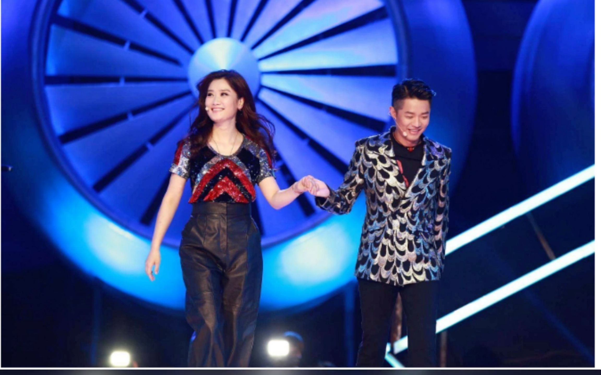 希望凤凰传奇两位一直走下去!(花姐美照好多,毅哥随便一截都是表情包)