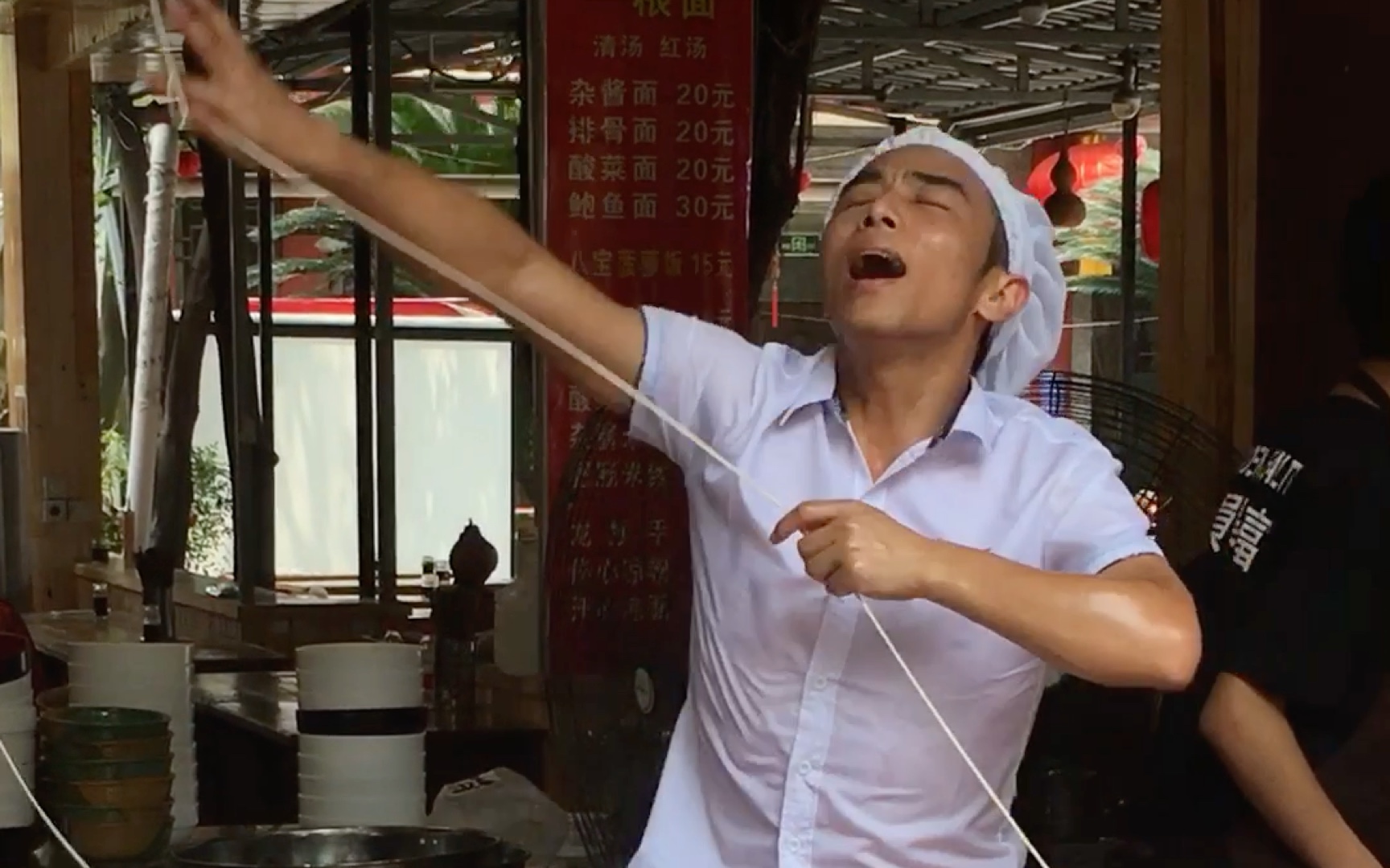 妖娆哥|一根面|网红妖娆哥拉面车祸现场 无法控制的表情_哔哩哔哩 (゜