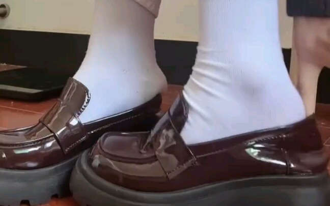 这个鞋子配白袜子也好看呢